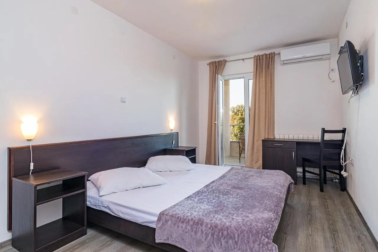 Apartments And Rooms Alenka Banjole