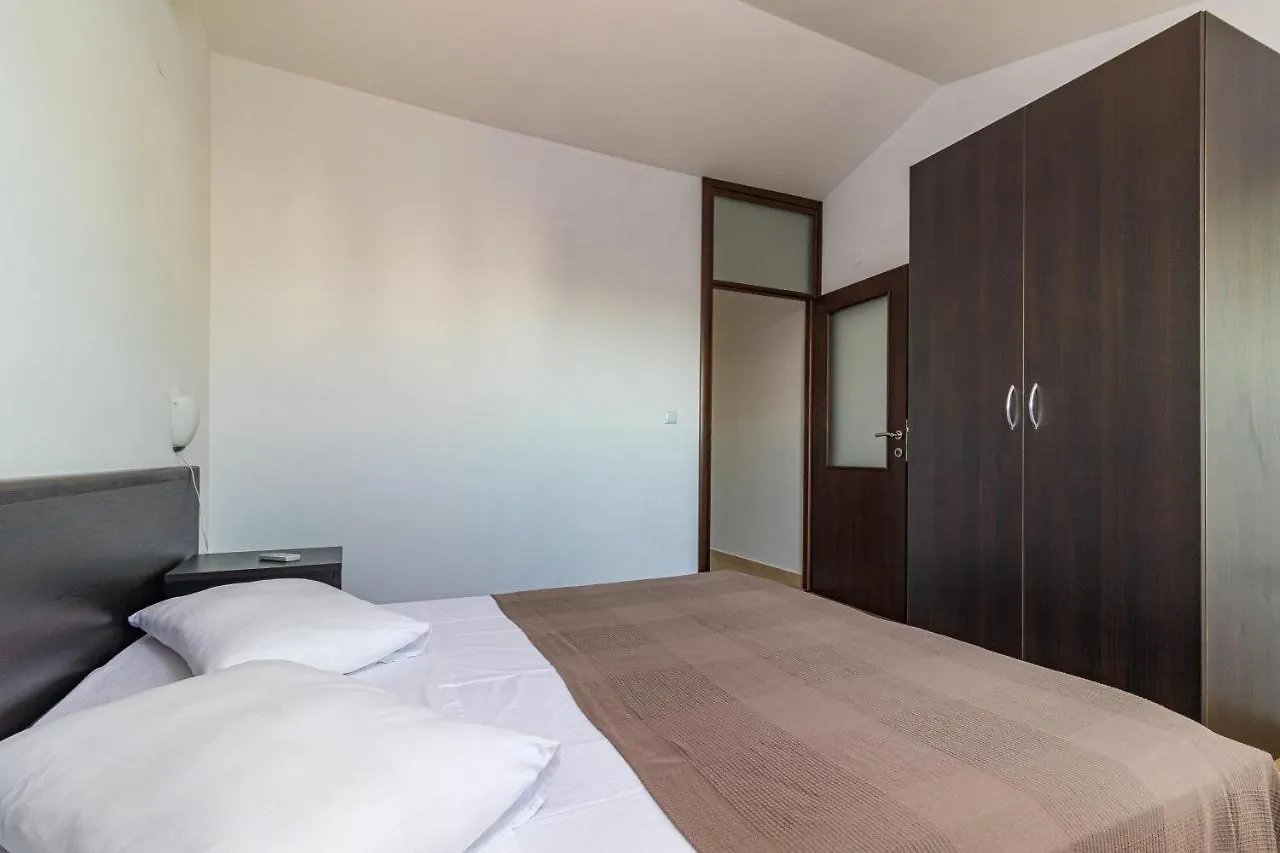 Apartments And Rooms Alenka Banjole