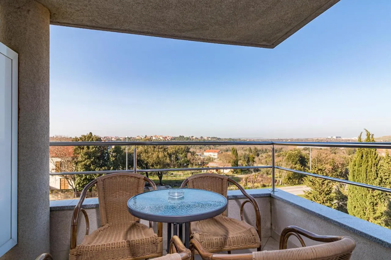 Apartments And Rooms Alenka Banjole 0*,