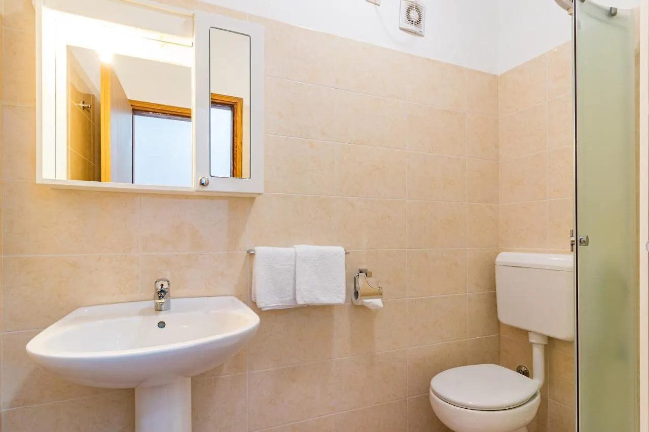 Apartments And Rooms Alenka Banjole