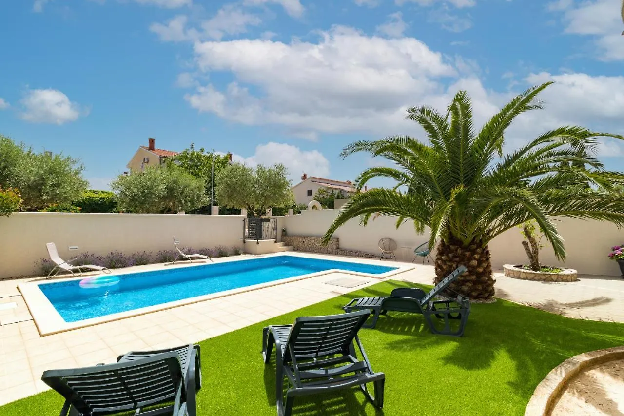 Apartments And Rooms Alenka Banjole