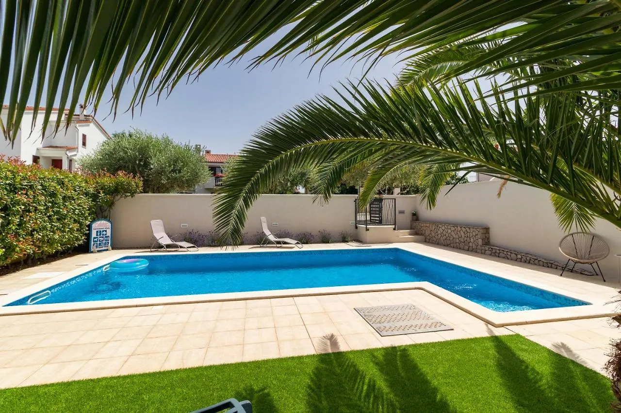 Apartments And Rooms Alenka Banjole