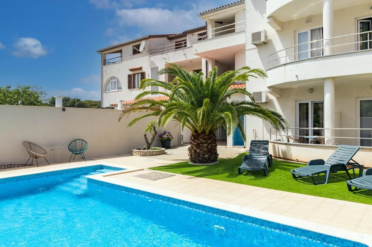 Apartments And Rooms Alenka Banjole